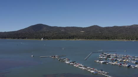 Una-Hermosa-Toma-Aérea-Sobrevolando-El-Lago-Big-Bear-Hacia-El-Horizonte-De-La-Montaña-En-El-Condado-De-San-Bernardino,-California