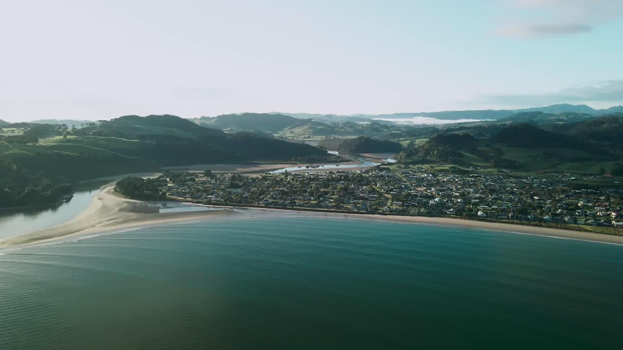 olas rodando en marea alta por el estuario de purangi