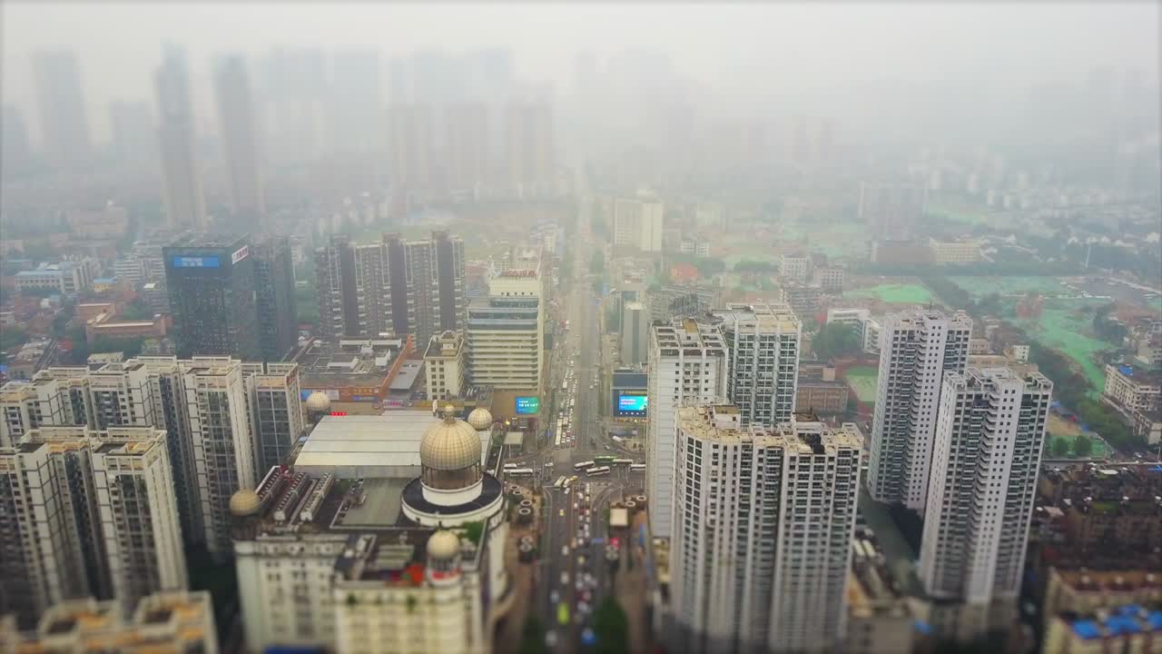 hora del día paisaje de la ciudad de wuhan tráfico carretera vista panorámica aérea 4k cambio de inclinación china