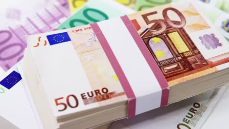 Bündel-Von-50-Und-100-Euro-Dollar