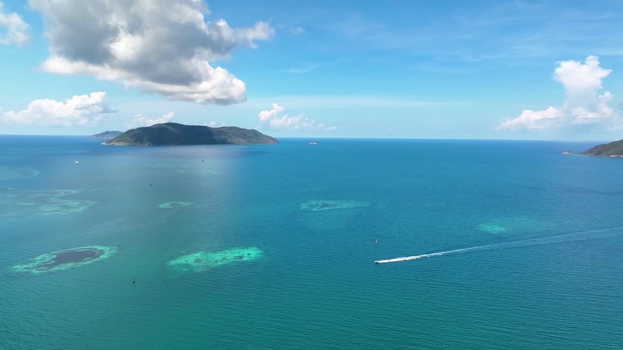배의 활은 높이 뛰어, 바다는 스프레이, 새벽에 바람을 경주