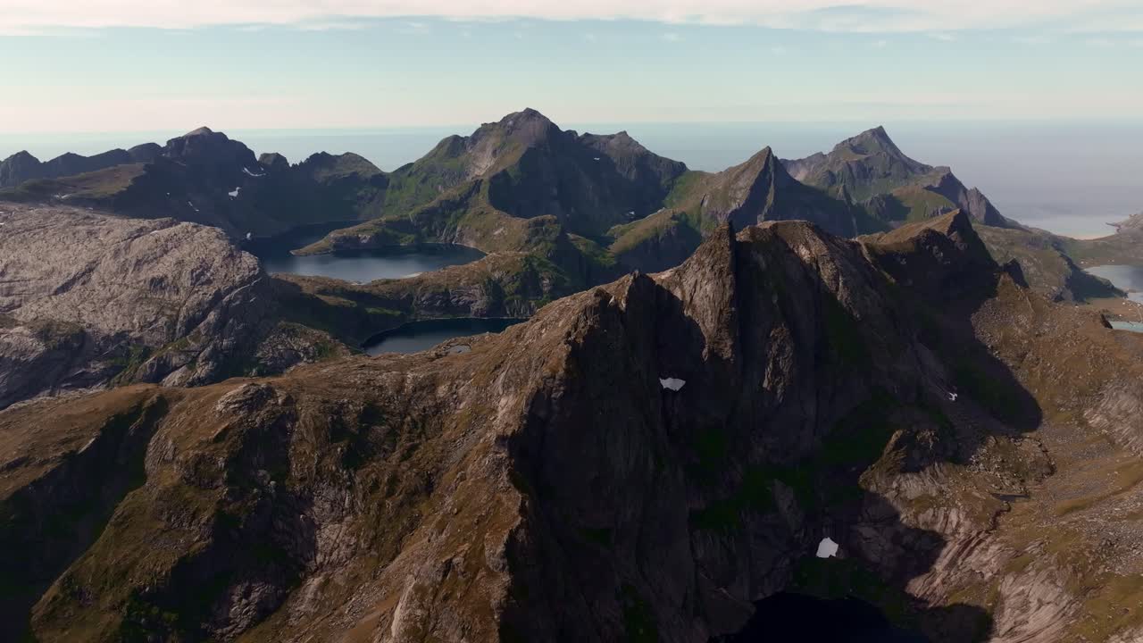 vista aérea de la montaña segla por encima del cielo, noruega durante el verano