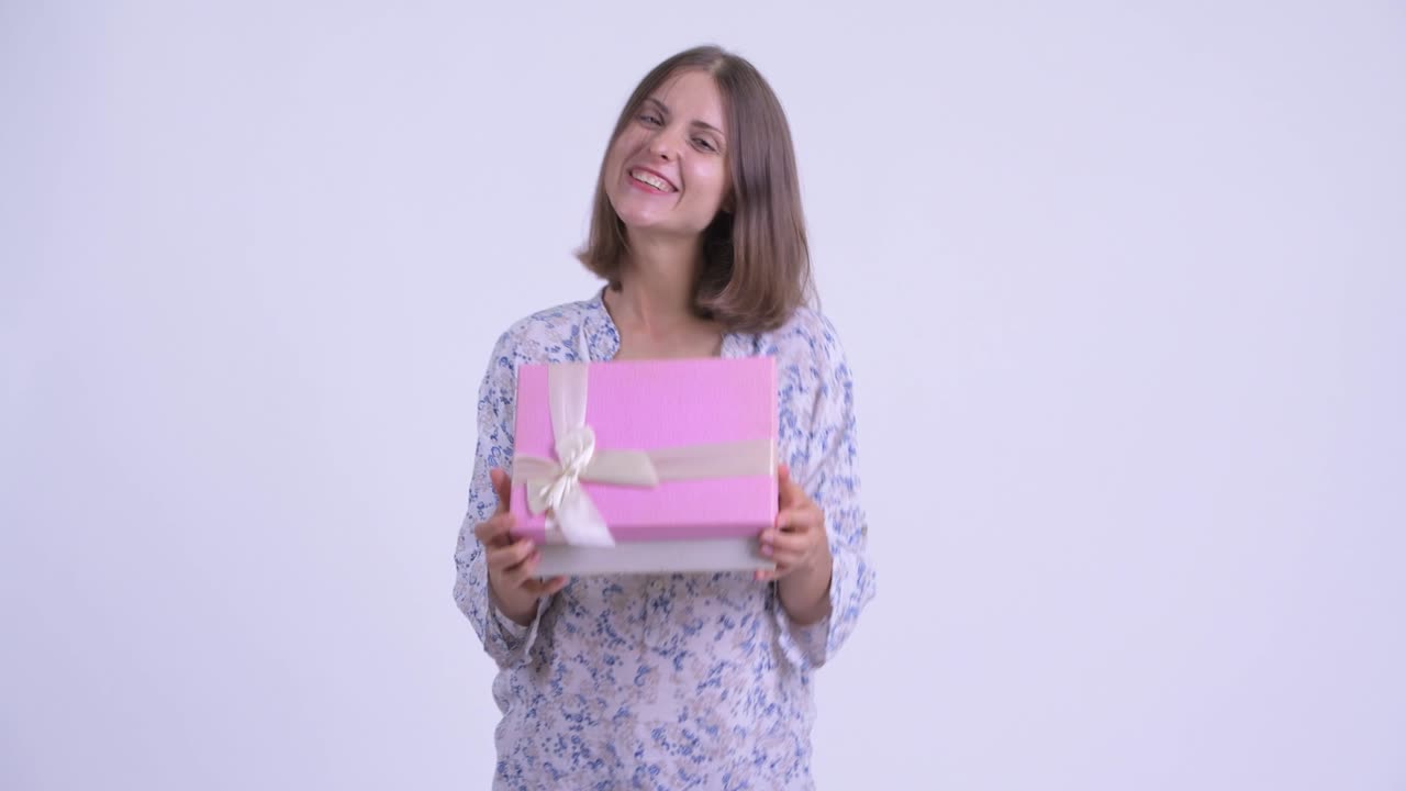 선물 상자와 함께 행복한 젊은 아름다운 임신한 여성