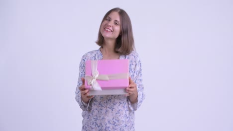 feliz joven hermosa mujer embarazada con caja de regalos