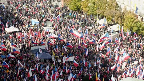 Multitud-Con-Banderas-Checas-Manifestándose-En-La-Plaza-Wenceslao-En-Praga