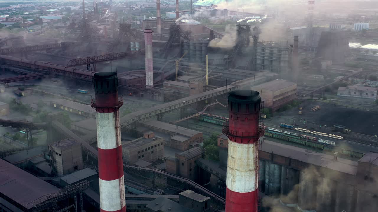 пролет над промышленной зоной, съемка дроном заводских труб и заводов