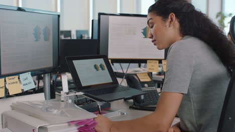 Mujer-De-Negocios-Haciendo-Una-Lluvia-De-Ideas-Escribiendo-Notas-Analista-Financiero-Desarrollando-Estrategias-De-Marketing-En-La-Oficina-Corporativa