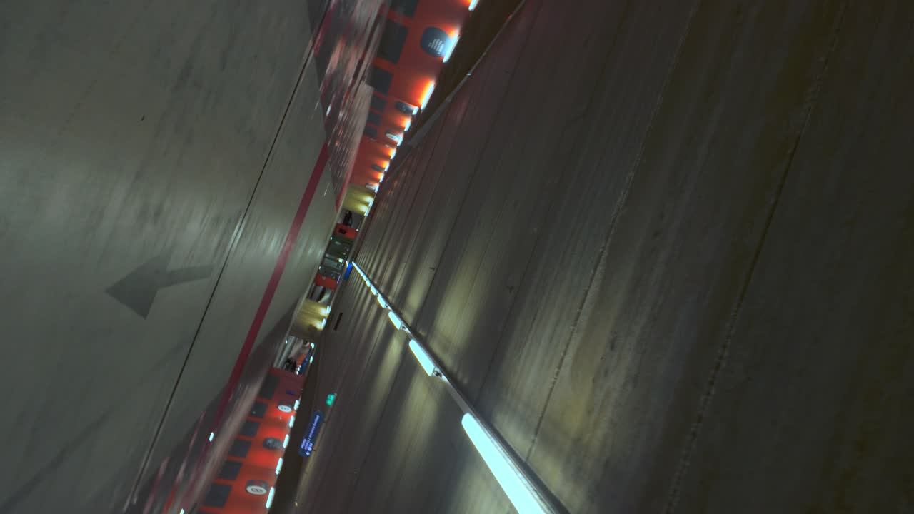 estacionamiento subterráneo vacío órbita vértigo disparo de viaje de gran ángulo