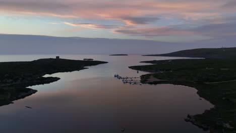 puesta de sol en el paraíso con barcos anclados en la marina de abajo