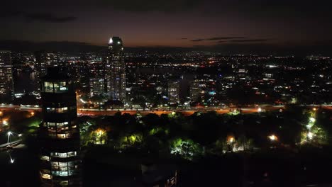 guardando a ovest un paesaggio urbano notturno morente, colori incredibili, vista drone della meravigliosa costa d'oro