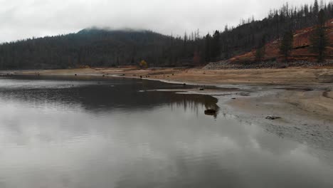 Toma-Aérea-De-Nubes-De-Tormenta-Oscuras-Sobre-Un-Lago