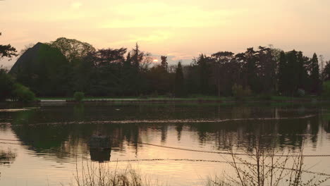 Una-Toma-Estática-De-La-Puesta-De-Sol-Sobre-El-Lago-En-Los-Bosques-De-Vincennes-En-París