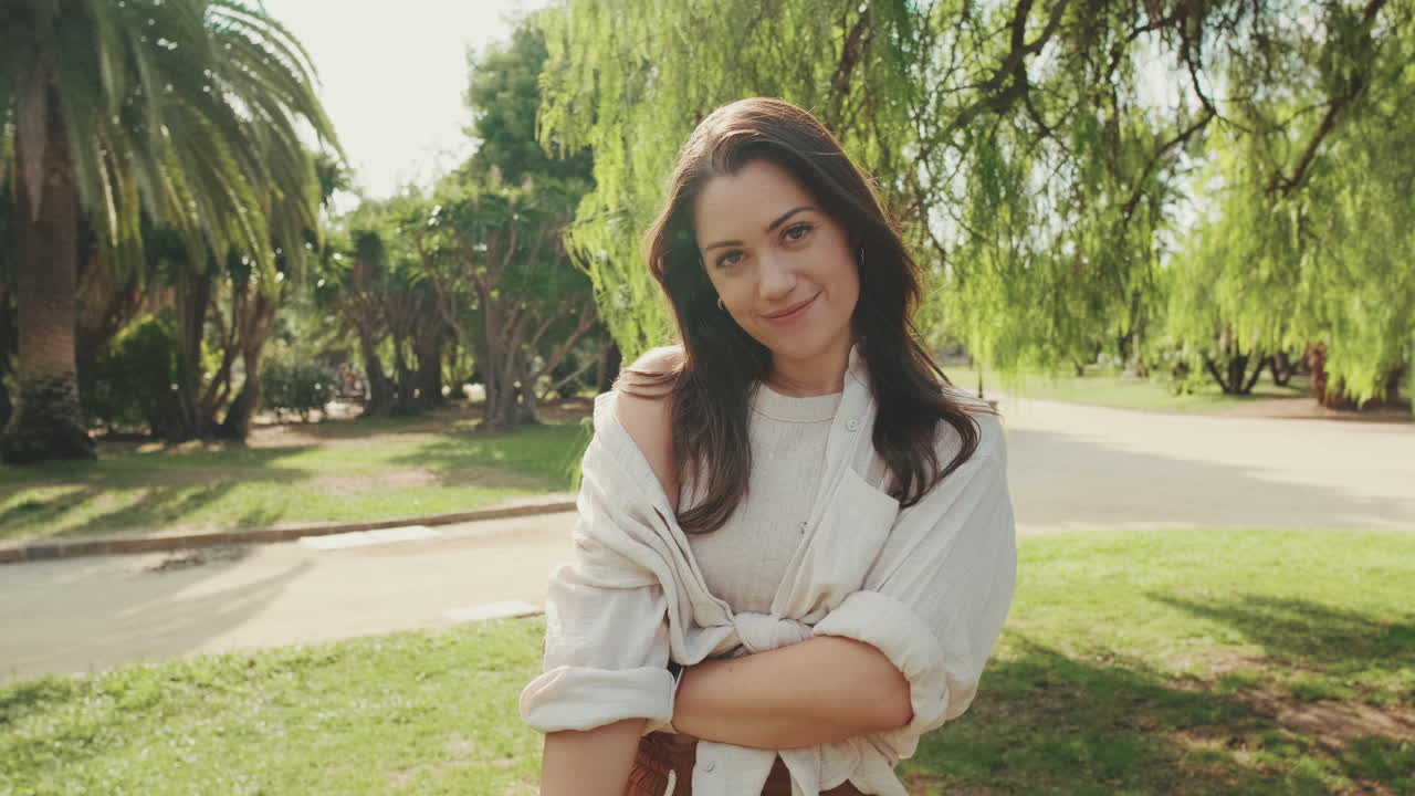 retrato de una mujer sonriente en un parque