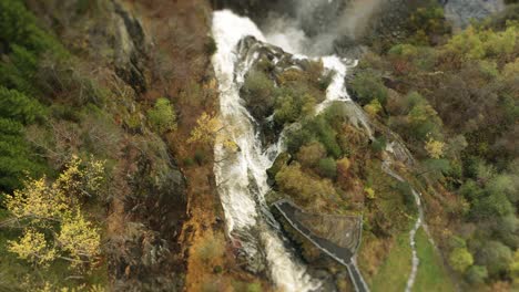 Luftaufnahme-Des-Atemberaubenden-Skjerfossen-wasserfalls