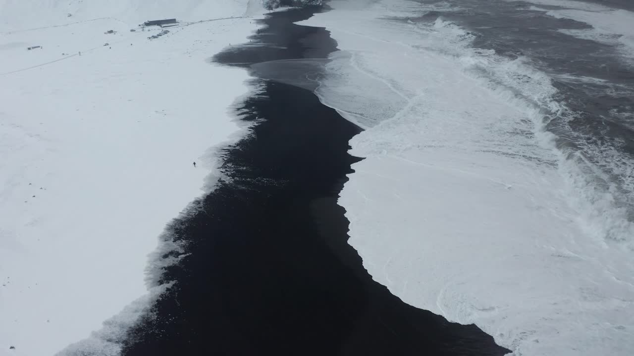 съемка с дрона на побережье в исландии-18