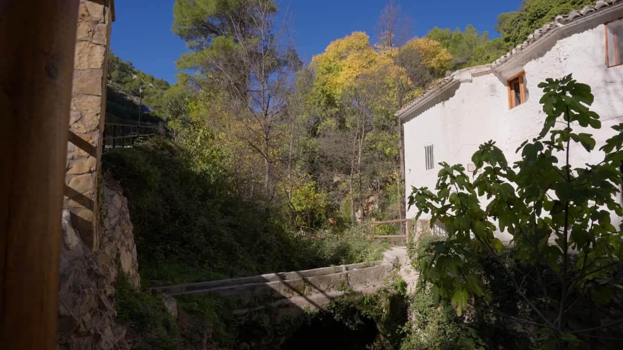 Scoperta di un casale bianco in una pineta mediterranea con fosso in pietra in autunno
