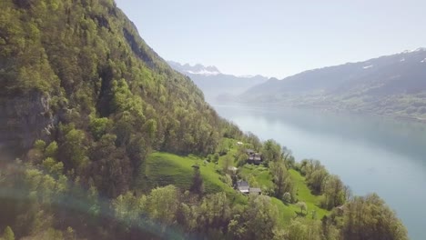 El-Pueblo-Está-Ubicado-En-Suiza-Y-Está-En-El-Lago-De-Walen