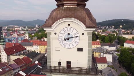 órbita-Aérea-Alrededor-De-La-Torre-Del-Reloj-De-La-Pintoresca-Capilla-En-Klagenfurt,-Austria