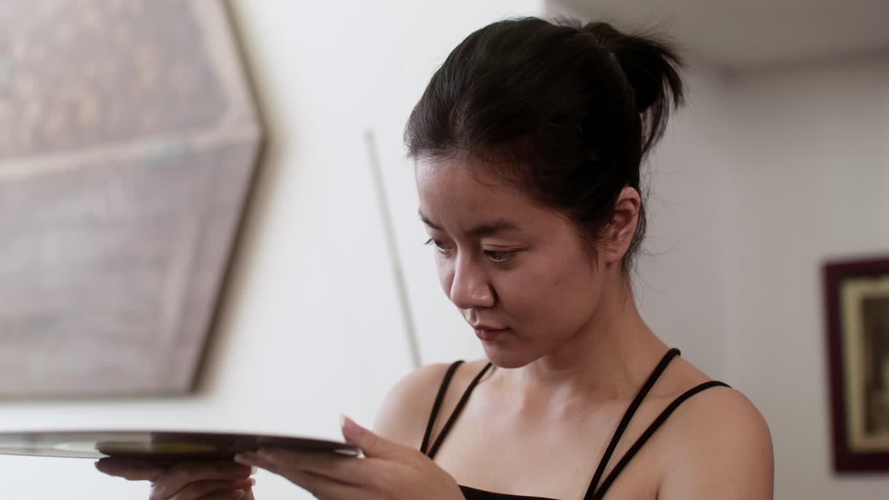 音樂店裡的亞洲女人