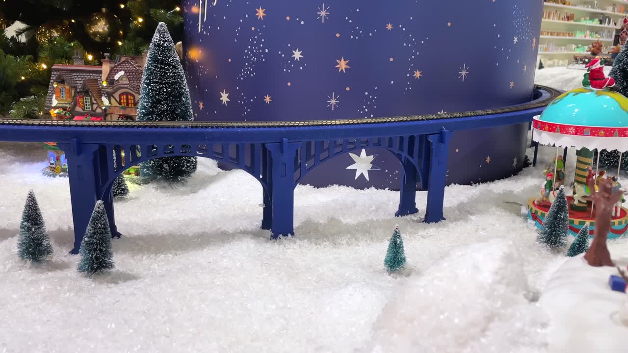 다리와 함께 크리스마스 모형 열차 디스플레이