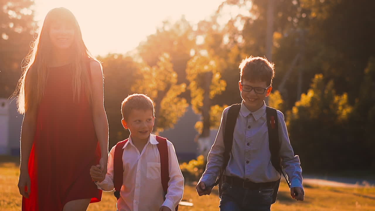 학생들과  ⁇ 은 옷을 입은 아름다운 여성이 수업 후  ⁇ 고 있습니다.