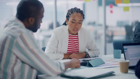 en la oficina moderna diversa: reunión de negocios de empresarios y empresarias negras, hablar, encontrar soluciones, hacer análisis estadístico. empresarios digitales creativos trabajan en proyectos de comercio electrónico. medio estático