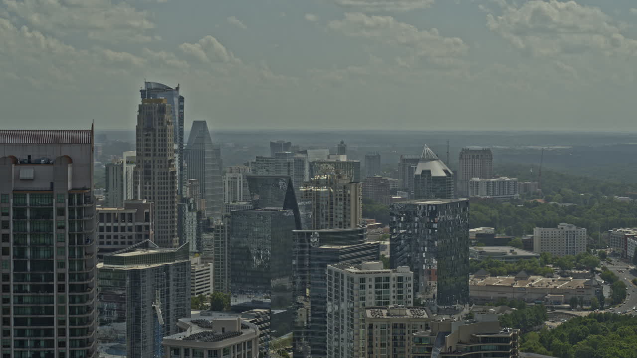 atlanta georgia aerial v680 pan izquierda toma de los rascacielos comerciales en el distrito de buckhead - dji inspire 2, x7, 6k - agosto 2020