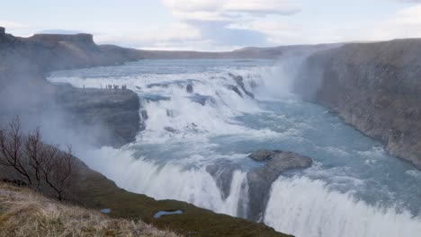 Wasser-Fällt-über-Den-Mächtigen-Golfoss-Wasserfall-In-Island