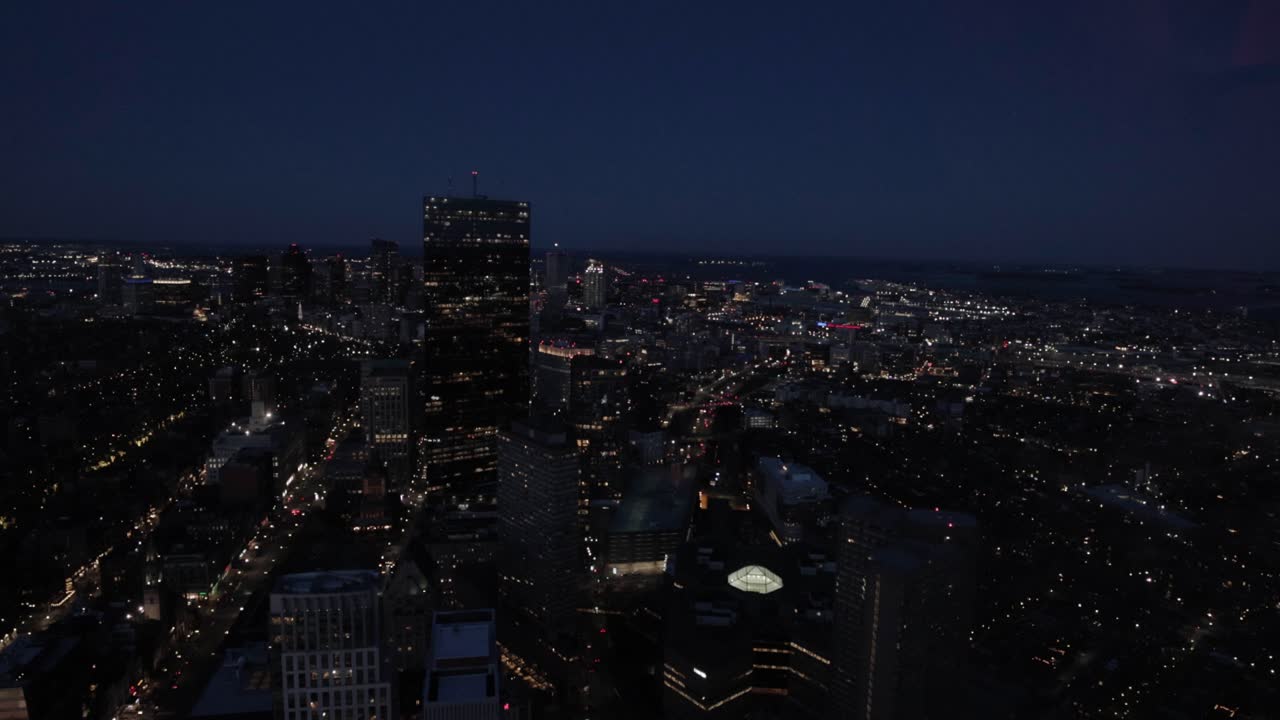 бостонский горизонт в вечерние часы с вершины небоскреба, смотрящий палубу в 4к