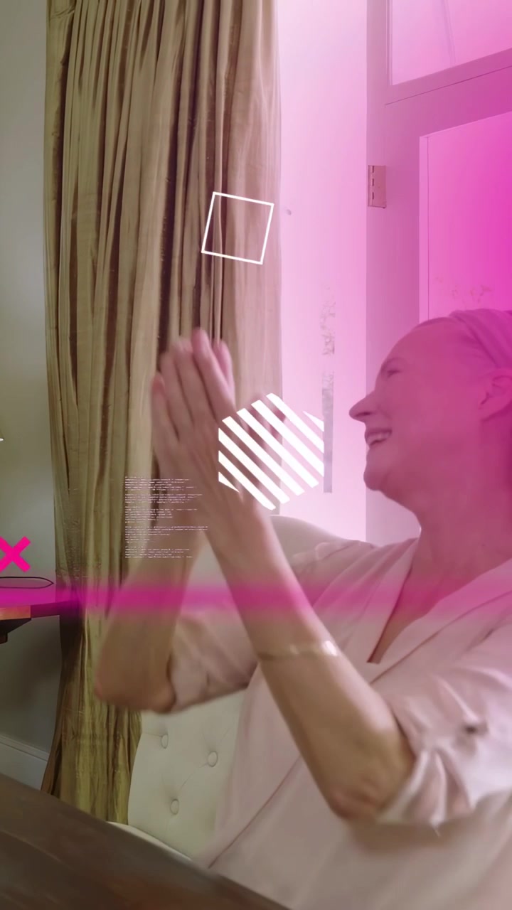 Video vertical: Mujer girando mientras un hombre se acerca aplaudiendo y animando, con iconos sociales rosas moviéndose sobre ella