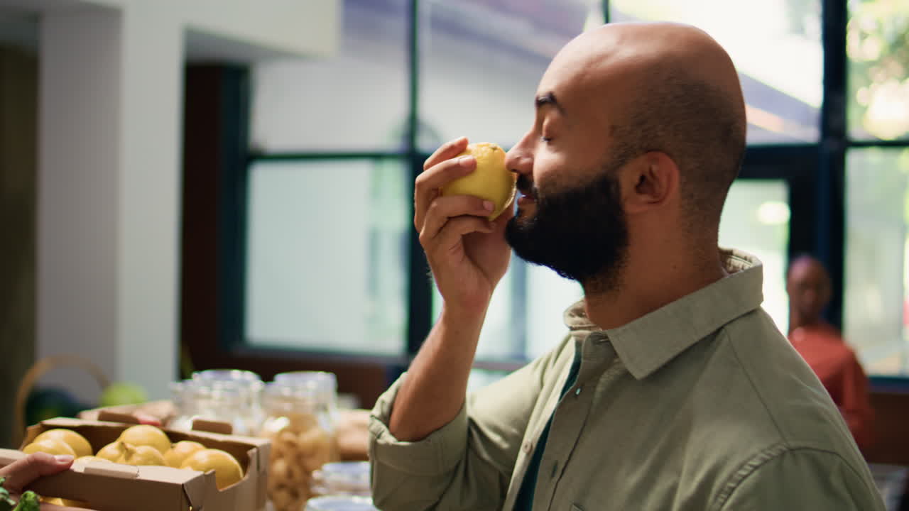 el comprador disfruta del rico olor al limón.