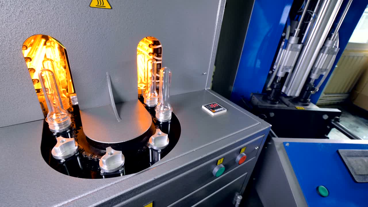 рабочему удается эффективно контролировать формование.