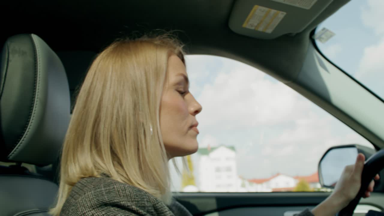 차를 운전하는 여자