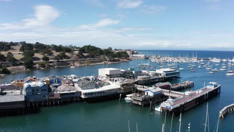 Retroceso-Aéreo-Inverso-Y-Toma-Panorámica-Del-Antiguo-Muelle-De-Pescadores-En-Monterey,-California