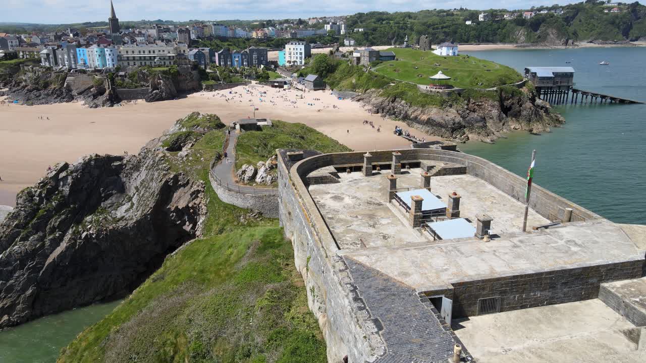 백그라운드에서 세인트 캐서린의 요새 텐비 해변 마을, pembrokeshire, 웨일즈, 공중 4k 영상