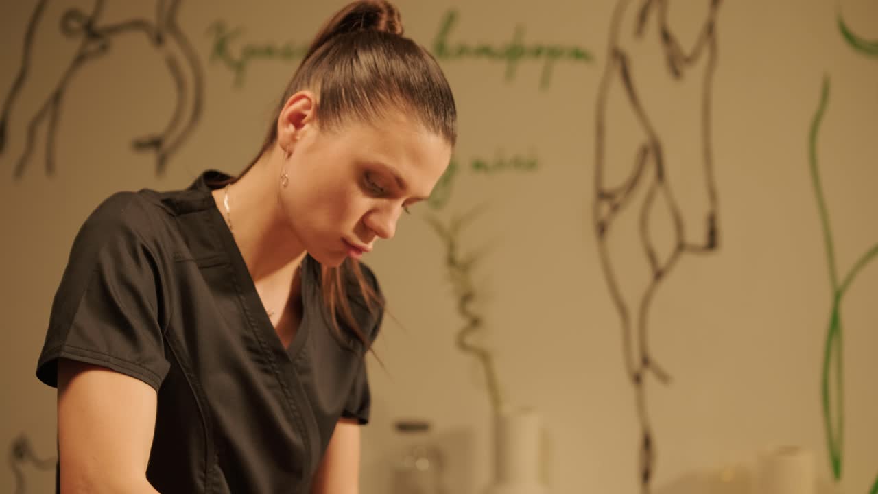 masajista profesional que realiza masajes de relajación