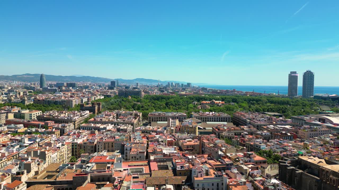 horizonte de barcelona con el parque público ciutadella (parc de la ciutadella) y el centro de la ciudad a su alrededor y torre glories y grandes colinas en el fondo en barcelona, cataluña, españa