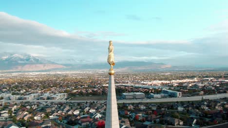 hermosa órbita aérea con impresionantes colores alrededor de la estatua del ángel moroni en la cima del templo lds mormon oquirrh mountain utah