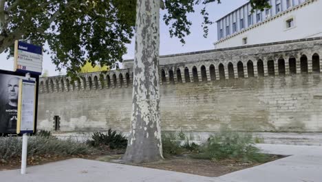 Muro-De-Piedra-En-La-Muralla-De-La-Ciudad-De-Aviñón-Cuando-Hace-Buen-Tiempo.