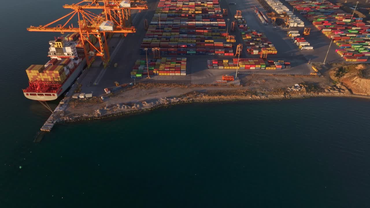 Thessalonikis havns containerskibe ved solnedgang på havet i Grækenland