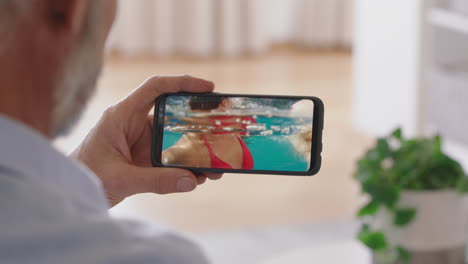 hombre maduro hablando por video usando un teléfono inteligente saludando a sus hijas de vacaciones en italia disfrutando de la conexión abuelo hablando por teléfono móvil