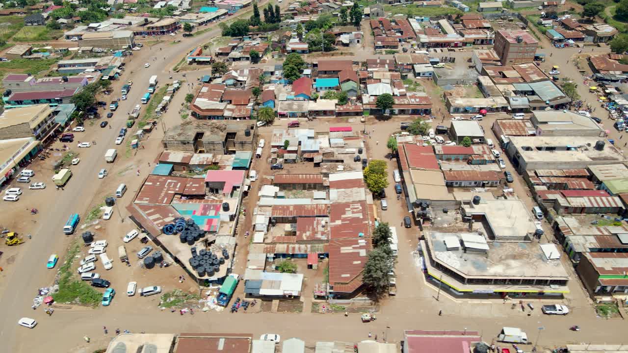 케냐의 로이토키톡 마을과 킬리만자로 산의 공중 드론 뷰 노천 시장 - 케냐의 시골 마을