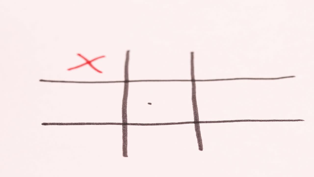 빨간색과 파란색 마커를 사용하여 노팅 게임을 하고 있습니다.