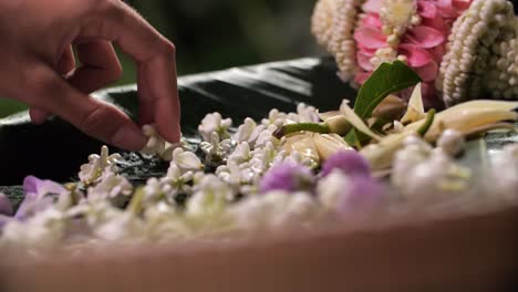 Making-of-Beautiful,-Exotic-Flower-Garland,-Close-Up