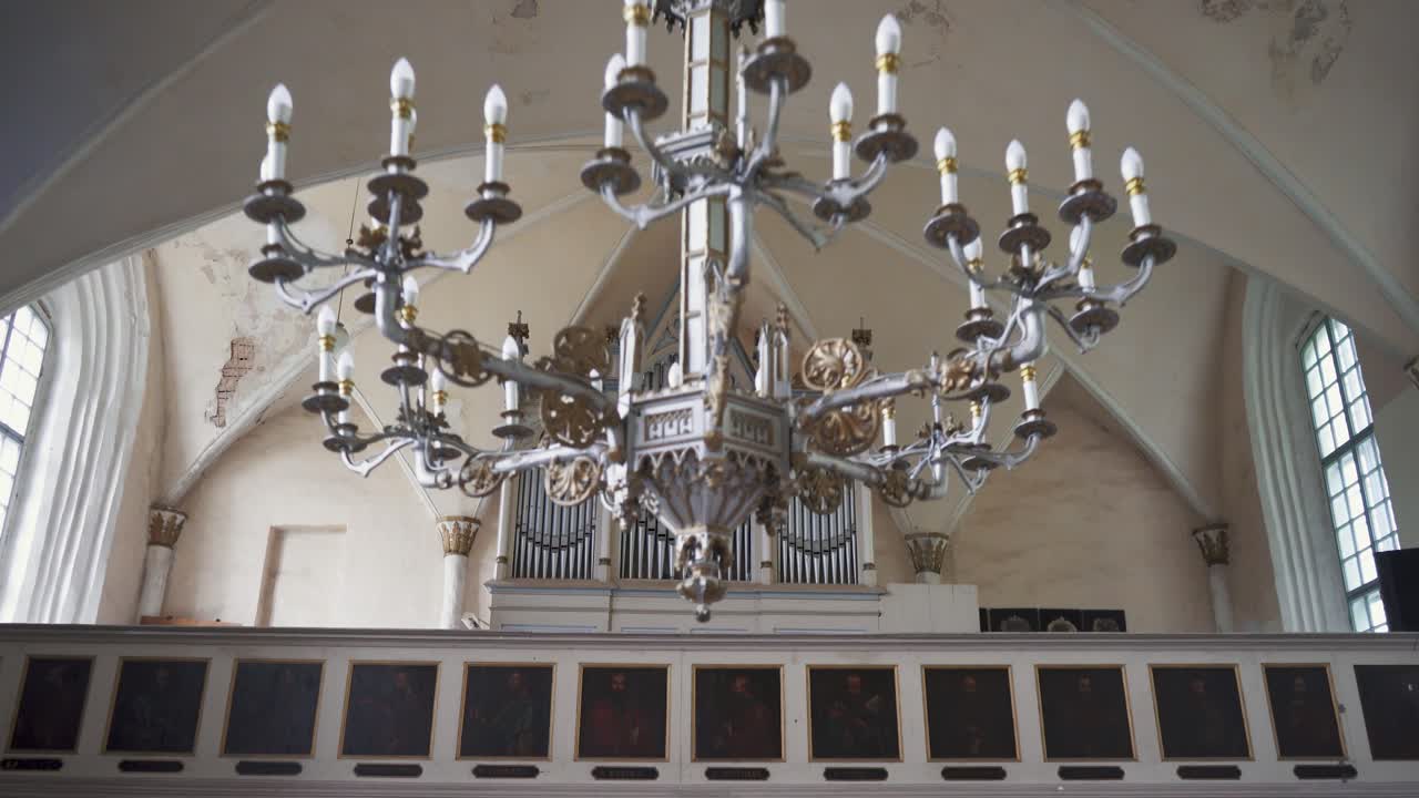 라트비아 북부 비지메 의 스트라우페 마을 에 있는  ⁇ 스트라우페 성 과 스트라우페 복음주의 루터 교회