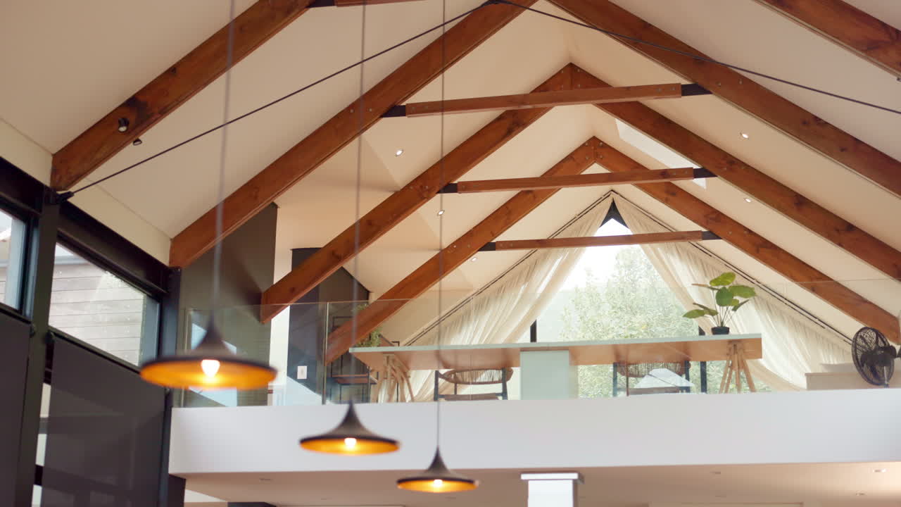 casa moderna de concepto abierto con vigas de madera expuestas