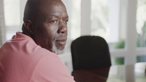 hombre afroamericano de edad avanzada pensativo en cámara lenta