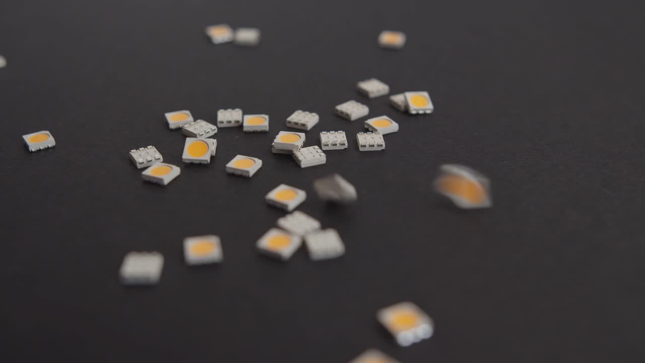 dejando caer pequeños componentes electrónicos sobre fondo negro