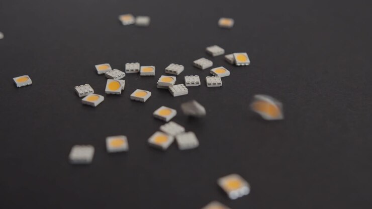 Caduta di piccoli componenti elettronici su sfondo nero