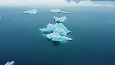 icebergs nevados en agua de mar